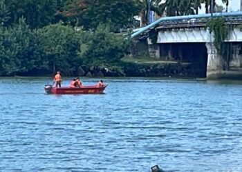 ANGGOTA Bomba dan Penyelamat Kuantan menjalankan operasi mencari dan menyelamat mangsa yang dipercayai terjun daripada jambatan Tanah Putih, di Kuantan, Pahang. - IHSAN JBPM PAHANG