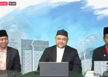AWANGKU Bolkhizan Ahmad Thani (kiri) ketika menjadi anggota panel slot ‘Tanya Jakim’ mengenai isu tular raya 2022 tidak sah dengan turut disertai Nik Abdul Rahman Mustafa (tengah) dan Khairul Anuar Yazid (kanan) di Putrajaya.