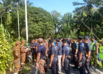 PASUKAN mencari dan menyelamat melakukan usaha pencarian Painah Siwan di Kampung Parit Kasih Sayang, Senggarang, Johor, yang dilaporkan hilang sejak 10 Ogos lalu.