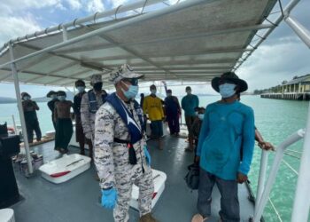 NELAYAN yang diselamatkan dalam kejadian bot karam dipindahkan ke atas bot milik Maritim Malaysia di Pulau Payar, Langkawi semalam.