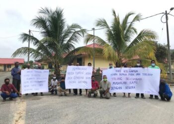 PESERTA Projek Agropolitan Kelantan Selatan di Taman Agropolitan Rantau Manis, Gua Musang mendesak Kerajaan Negeri Kelantan membela nasib mereka. - UTUSAN/AIMUNI TUAN LAH