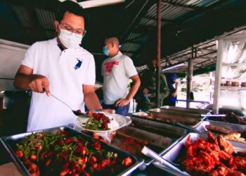 SELAIN mengusahakan perniagaan nasi campur, Mohd. Hafizul Fadli Hatip turut menyediakan khidmat penghantaran makanan untuk set nasi bungkus serta mengusahakan perniagaan mi kuah ketam di Bukit Mertajam, Pulau Pinang.