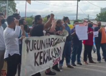 TANGKAP layar video sekumpulan peserta yang terlibat dalam himpunan 'Flashmob Turunkan Harga Barang' berhampiran bulatan Seberang Jaya, Pulau Pinang, Jumaat lalu.