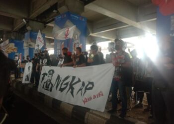 PARA peserta perhimpunan #TangkapAzamBaki memegang kain rentang sambil melaungkan slogan Tangkap Azam Baki.