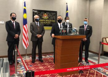 HISHAMMUDDIN Tun Hussein dalam sidang akhbar di Parlimen hari ini.