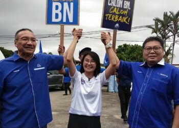 HISHAMMUDDIN Hussein (kiri) bersama-sama Siaw Ting dan Maulizan pada Program Jelajah Undi BN Johor di Felda Ulu Tebrau, Johor Bahru.