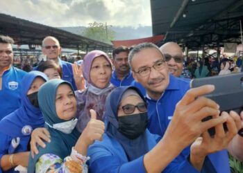 HISHAMMUDDIN HUSSEIN berswafoto dengan orang ramai semasa berkempen pada PRU15 di kawasan Parlimen Sembrong.