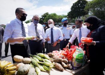 HISHAMMUDDIN Tun Hussein (kiri) bersama Menteri Pertanian dan Industri Makanan, Datuk Seri Dr. Ronald Kiandee (tiga dari kiri) melihat antara sumbangan makanan yang diserahkan pada Program Bakul Mindef Prihatin, di Kem Kementah, di sini, hari ini. - UTUSAN/MOHD FARIZWAN HASBULLAH 