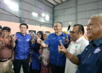 HISHAMMUDDIN HUSSEIN bersama penduduk kampung di Dewan Orang Ramai Kampung Melayu Batu 4, di Paloh, Kluang.