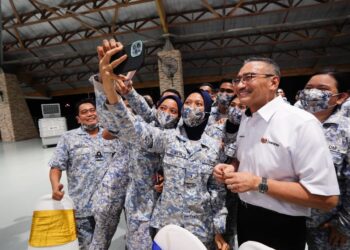 ANGGOTA pranita TLDM merakam gambar kenangan bersama Hishammuddin Tun Hussein pada sesi ramah mesra dan moreh di Dewan Shariff, Pangkalan TLDM Lumut, Perak, semalam. - UTUSAN