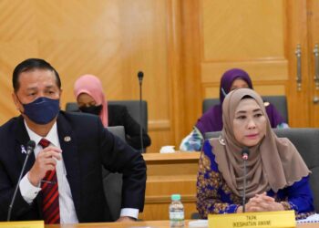 NOOR Hisham Abdullah bersama Timbalan Ketua Pengarah Kesihatan (Kesihatan Awam), Datuk Dr. Nurhyati Rusli (kanan) pada Sesi Libat Urus Menteri Kesihatan bersama Media di Putrajaya. - UTUSAN/FAISOL MUSTAFA
