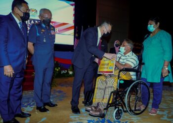 HISHAMMUDDIN Tun Hussein menyerahkan sumbangan kepada mangsa banjir, Jegatheesan Ratnam (dua dari kanan) pada Amanat Menteri Kanan Pertahanan 2022 di Wisma Perwira, Kuala Lumpur, baru-baru ini. 
Turut sama, Panglima Angkatan Tentera (PAT), Jeneral Tan Sri Affendi Buang (dua dari kiri). - UTUSAN/FARIZ RUSADIO