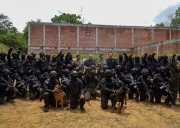 HISHAMMUDDIN Hussein bersama Pasukan Khas Pertahanan ketika sesi lawatan ke Kem Perdana Sungai Besi, Kuala Lumpur, hari ini. - UTUSAN/SHIDDIEQIIN ZON