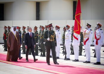 HISHAMMUDDIN Hussein disambut penuh istiadat dengan Kawalan Kehormat oleh Angkatan Tentera UAE sebelum mengadakan Mesyuarat Dua Hala bersama Menteri Negara bagi Hal Ehwal Pertahanan, TYT Mohammed Ahmed Al Bowardi.
