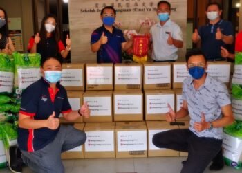 KAKITANGAN HLB menyampaikan sumbangan barangan makanan kering di bawah kempen `Demi Kita, Demi Malaysia’ kepada Sekolah Jenis Kebangsaan (Cina) Yu Hua Kajang, baru-baru ini.
