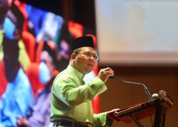 AMIRUDIN Shari berucap dalam Majlis Rapat Rahmah Ramadan Menteri Besar Selangor Bersama Penjawat Awam Negeri di Bangunan Setiausaha Kerajaan Negeri (SUK) di Shah Alam, Selangor, hari ini. - UTUSAN / ZULFADHLI ZAKI