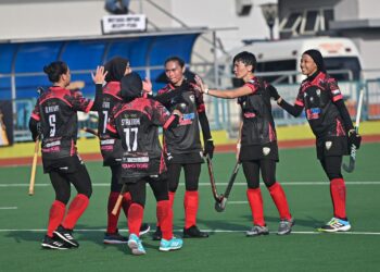 NUR Syafiqah Mohd. Zain (dua, kanan) meraikan jaringan gol bersama rakan pasukan ketika bertemu Mutiara Impian MSSPP-PSHA dalam aksi Liga Hoki Malaysia (MHL) di Kuala Terengganu, Terengganu, petang tadi.