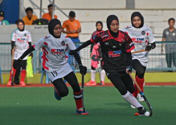 PEMAIN TLHT, Nur Atira Mohamad Ismail (tengah) diasak oleh pemain Young Tigress pada aksi Liga Hoki Malaysia (TNB-MHL) 2023 di Stadium Hoki Majlis Bandaraya Kuala Terengganu, petang tadi.- UTUSAN/PUTRA HAIRRY ROSLI