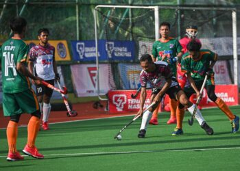 PEMAIN THT, Muhammad Marhan Mohd. Jalil (tiga, kiri) cuba melepasi kawalan pemain UITM  pada aksi HML di Stadium Hoki MBKT Batu Buruk, Kuala Terengganu, petang tadi. - UTUSAN/PUQTRA HAIRRY ROSLI