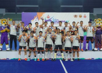 PEMAIN Pahang meraikan kejayaan muncul juara hoki lelaki Sukan Malaysia ke-20 selepas menumpaskan Johor di Stadium Hoki Nasional Bukit Jalil, malam ini. - UTUSAN/FARIZ RUSADIO