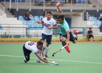 PEMAIN Terengganu THT, Faisal Saari (kanan) diasak oleh pemain ATM pada aksi MHL 2023 di Stadium Hoki MBKT, Kuala Terengganu, petang tadi. - UTUSAN/PUQTRA HAIRRY ROSLI