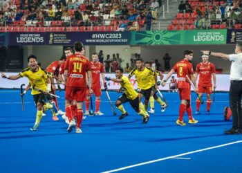 PEMAIN  Malaysia, Shello Silverius (kiri) meraikan gol jaringannya ketika menentang Sepanyol pada Hoki Piala Dunia 2023 Bhubaneswar - Rourkela, India di Stadium Hoki Kalinga di sini, kelmarin.- UTUSAN/FARIZ RUSADIO