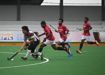 PEMAIN THT, Faisal Saari (kiri) dikejar pemain Nurinsafi Sporting pada aksi HML di Stadium Hoki MBKT, Kuala Terengganu, petang tadi.