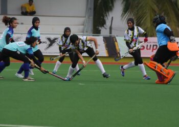 PEMAIN TLHT, Ermah Marin (tiga, kanan) dikawal ketat oleh pemain CS Hockey Team pada aksi HML di Stadium Hoki MBKT Batu Buruk, Kuala Terengganu, petang tadi. - UTUSAN/PUQTRA HAIRRY ROSLI