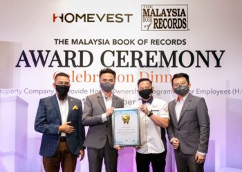 Penasihat HOMEVEST, Datuk Wira Muhammad Faizal Zainol, Datuk KY Lim (Pengarah Urusan Kumpulan HOMEVEST),  Edwin Yeoh (Perunding Rekod Senior) dan Datuk Marcus Low (Pengarah Eksekutif merangkap Ketua Pegawai Eksekutif HOMEVEST)  bersama plak penghargaan Malaysia Book of Records.