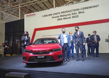 SULAIMAN Md. Ali dan Madoka Chujo (kiri)  bersama kereta Honda Civic keluaran ke sejuta di Alor Gajah, Melaka, hari ini. - UTUSAN/MUHAMMAD SHAHIZAM TAZALI