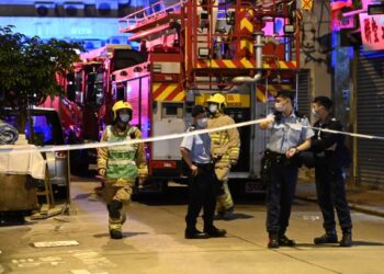 PASUKAN polis dan bomba dikerah ke lokasi kejadian bagi memadam kebakaran di sebuah pangsapuri di Hong Kong. - AFP