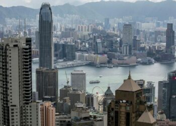 LANGKAH Hong Kong terus mengetatkan kawalan pencegahan Covid-19 dilaporkan memberi kesan negatif kepada operasi industri kewangan di pulau berkenaan yang merupakan hab kewangan global. – AGENSI