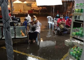 KEADAAN bahagian kecemasan sebuah hospital yang tidak selesa, berlecak dan basah akibat hujan lebat selain pesakit yang terpaksa menunggu giliran dalam keadaan tidak menyenangkan. - GAMBAR MEDIA SOSIAL