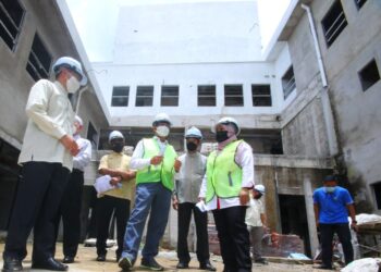 MUSTAPA Mohamed (tengah) turun padang melakukan lawatan kerja di tapak Hospital Bachok, Kelantan, yang terbengkalai sejak setahun lalu. - UTUSAN/ZULHANIFA SIDEK