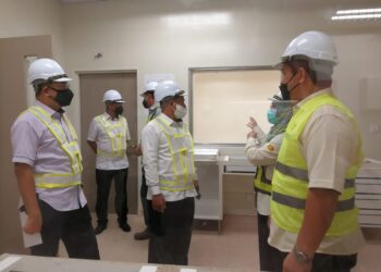 MAMAD Puteh (tiga, dari kanan) mendengar taklimat ketika melawat Hospital Dungun yang baharu di Dungun, hari ini. - NIK NUR IZZATUL HAZWANI NIK ADNAN