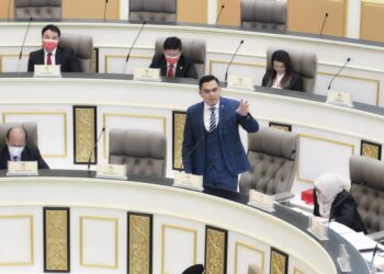 MUHAMAD AKMAL Saleh ketika menjawab soalan pada sesi pertanyaan-pertanyaan untuk jawab lisan hari pertama Sidang DUN Melaka di Seri Negeri, Ayer Keroh, Melaka. - UTUSAN/RASUL AZLI SAMAD