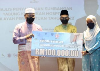 IDRIS Ahmad menyampaikan replika cek kepada Ketua Unit Kerja Sosial Perubatan Hospital Putrajaya, Dr. Wan Samhanin Wan Sulaiman (kanan) pada Majlis Penyampaian Sumbangan Tabung Kebajikan Wilayah Persekutuan Tahun 2022 di Hospital Putrajaya. - UTUSAN/FAISOL MUSTAFA