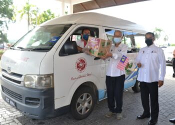 HAZIZ Hassan (tengah) menyerahkan sumbangan bakul makanan kepada wakil-wakil hotel yang menjadi ahli MAH Negeri Sembilan dalam program agihan tersebut di Port Dickson, hari ini.- UTUSAN/ZAKKINA WATI AHMAD TARMIZI