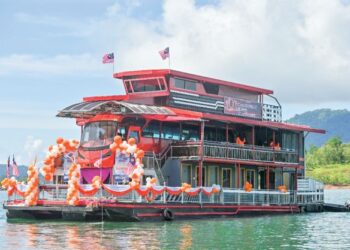 SALAH sebuah rumah bot yang baru beroperasi di Tasik Kenyir, Hulu Terengganu. – UTUSAN/PUQTRA HAIRRY ROSLI