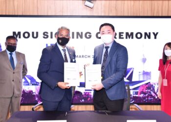 Majlis menandatangani kerjasama antara HRD Corp dan Accenture di Singapura, semalam.