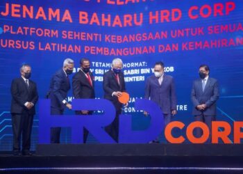 ISMAIL Sabri Yaakob pada Majlis Pelancaran Jenama Baharu HRD Corp & Platform Sehenti Kebangsaan Untuk Semua Kursus Latihan Pembangunan dan Kemahiran di Pusat Konvensyen Kuala Lumpur, di sini hari ini. Turut hadir, M. Saravanan (tiga dari kiri). - UTUSAN/SHIDDIEQIIN ZON
