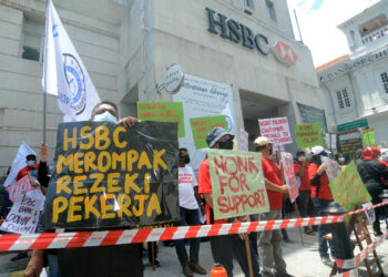 LEBIH 200 anggota  Kesatuan Kebangsaan Pekerja-pekerja Bank (NUBE) mengadakan bantahan atas dakwaan ketidakadilan, diskriminasi serta keengganan HSBC Bank Malaysia menyelesaikan 300 pertikaian industri di bangunan HSBC Bank cawangan Pulau Pinang di Jalan Downing, Georgetown. - GAMBAR HIASAN