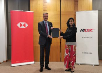 Stuart Milne (kiri) dan Surina Shukri pada majlis menandatangani kerjasama pertama antara HSBC Malaysia dan Perbadanan Ekonomi Digital Malaysia.