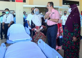 ZALIHA Mustafa (tiga, kanan) mengadakan lawatan ke Hospital Tengku Ampuan Afzan (HTAA) di Kuantan, Pahang. - FOTO/SHAIKH AHMAD RAZIF