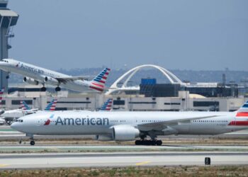 AMERICAN Airlines tidak akan hidang minuman beralkohol dalam penerbangan sehingga Januari tahun depan. - AGENSI