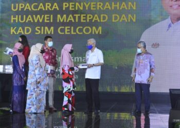 ISMAIL SABRI Yaakob menyampaikan Huawei Matepad pada majlis pelancaran Huawei Ruralstar Pro dan Penyerahan Huawei Matepad kepada pelajar daerah ini di Dewan Konvensyen Majlis Daerah Bera di Bera, Pahang. - UTUSAN/SHAIKH AHMAD RAZIF