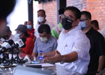 SULAIMAN Md. Ali mengadakan sidang akhbar mengenai kemelut politik Melaka di Villa D’Acqua, Kampung Pulau, Masjid Tanah, Melaka. - UTUSAN/RASUL AZLI SAMAD