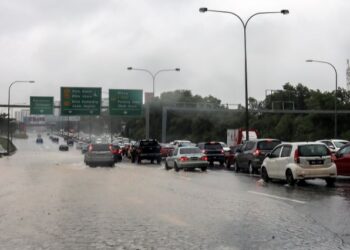 KEADAAN banjir di susur keluar Lebuh Raya NKVE Bukit Jelutong di Shah Alam, Selangor, pertengahan bulan lalu. -  UTUSAN/ZULFADHLI ZAKI