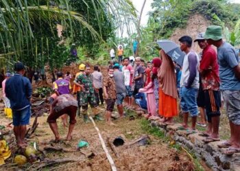 ORANG ramai melihat usaha membawa keluar mereka yang tertimbus dengan tanah runtuh di Padang Pariaman. - AGENSI