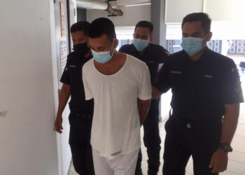 MOHD. Safuan Ramli yang dihukum gantung sampai mati selepas didapati bersalah membunuh anak saudaranya dibawa keluar dari Mahkamah Tinggi Kuala Terengganu di Kuala Terengganu, hari ini. - UTUSAN/TENGKU DANISH BAHRI TENGKU YUSOFF
